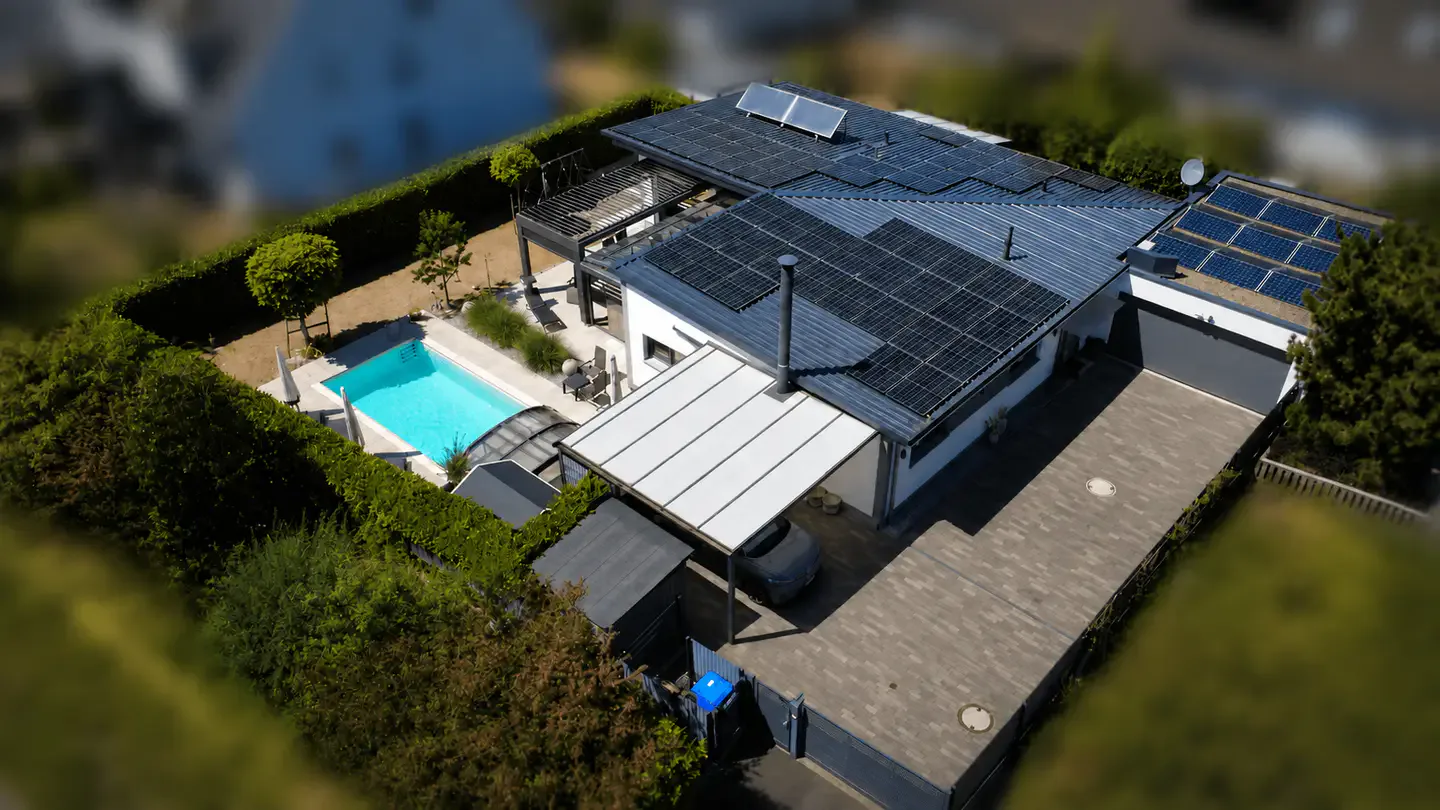 Blick von oben auf Solar- und PV-Anlage