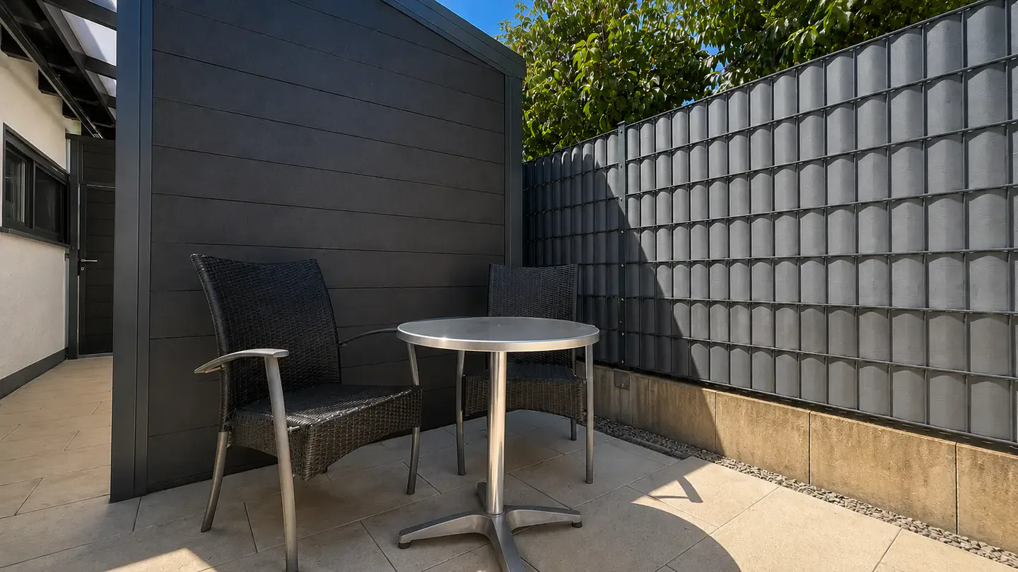 Terrasse hinter dem Haus