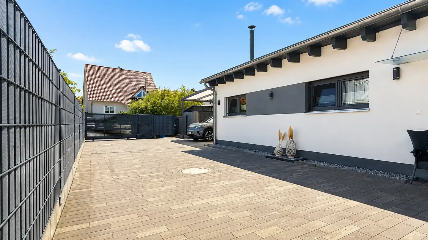 Blick von der Garage in den Hof