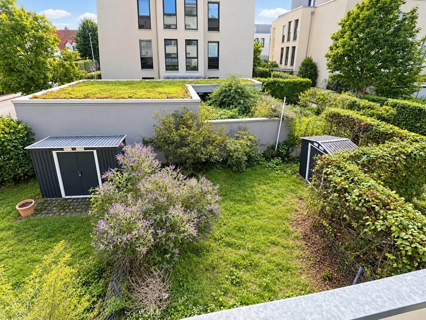 Blick vom Balkon in den Garten